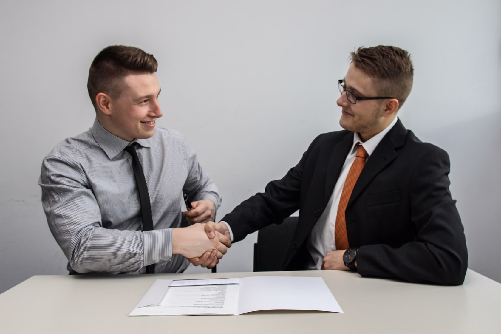 Empresarios cerrando un acuerdo de Sale & Lease-Back en unas oficinas