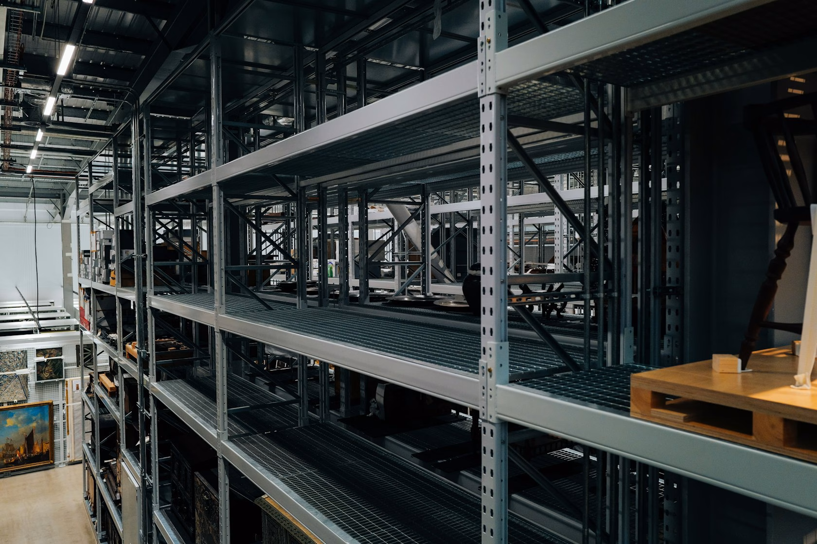 Estanterías industriales metálicas en el interior de una nave logística