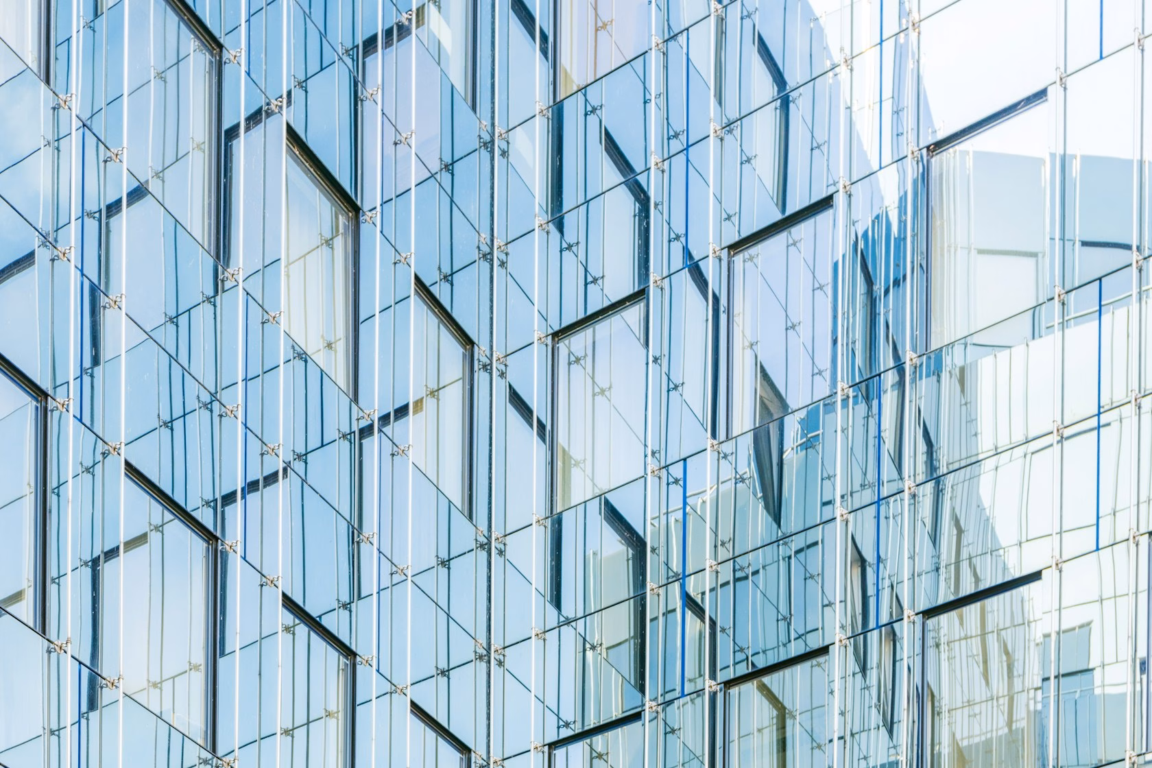 Fachada de cristal de un edificio de oficinas, activo para licuar con Sale & Lease-Back en A Coruña