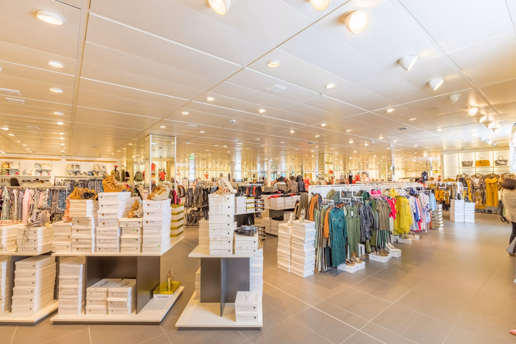 Interior luminoso de un local comercial amplio, activo apto para obtener liquidez con Sale & Lease-Back en Sevilla