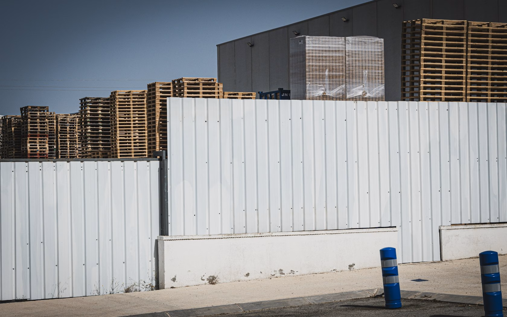 Naves y almacén de un polígono industrial con palés apilados, activo apto para Sale & Lease-Back en la Zona Franca de Barcelona