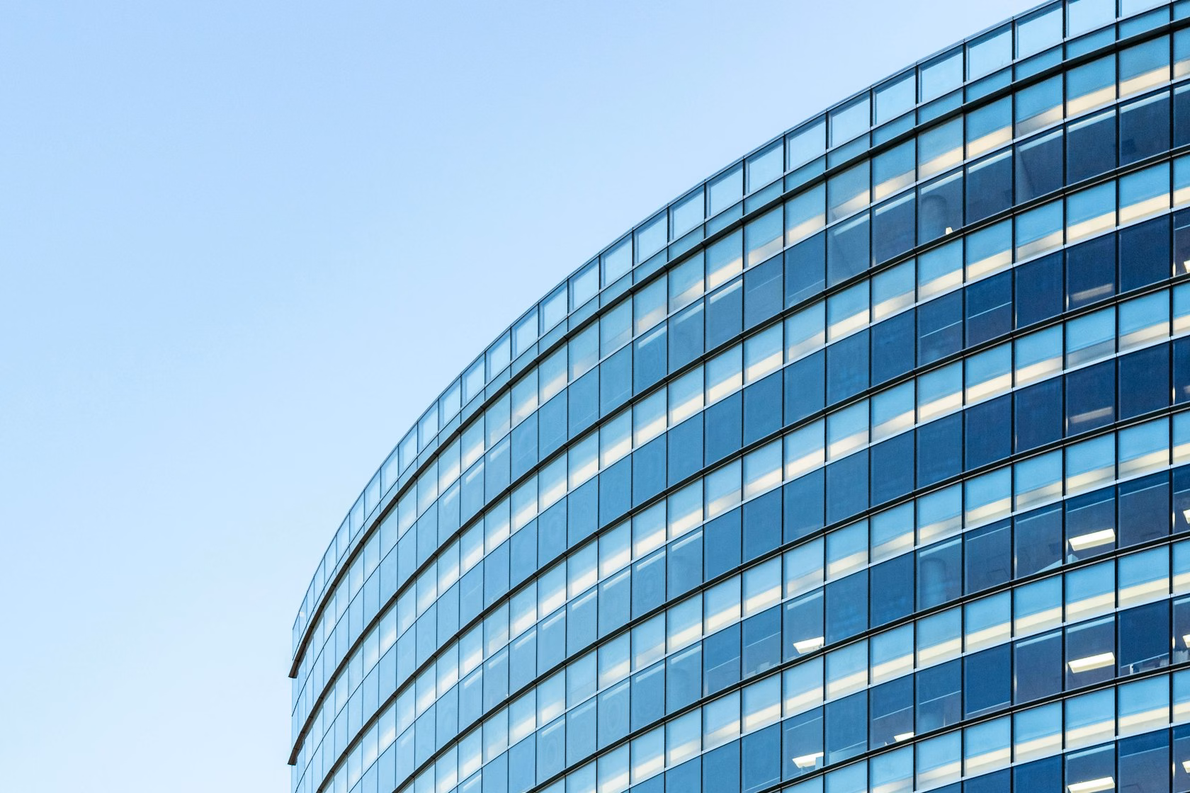 Edificio de oficinas y locales con fachada de cristal, activo empresarial apto para obtener liquidez