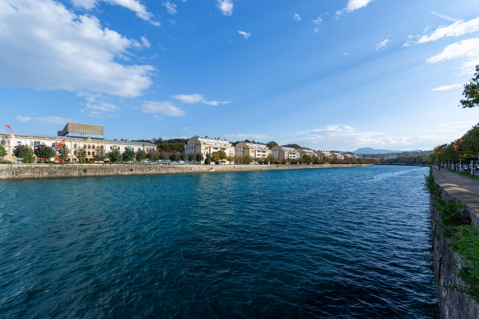 Orilla de un río con edificios de San Sebastián, ciudad de oficinas y locales para Sale & Lease-Back